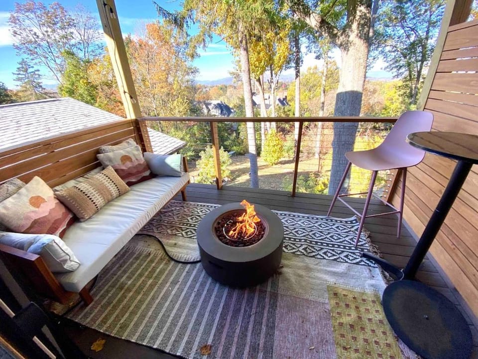 Treehouse w Mtn Sunset Views 1 Mile from Dwntwn Apartment in Asheville