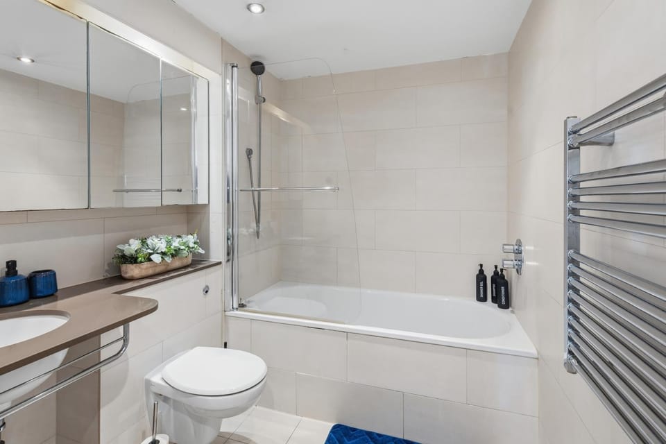 Shower, Toilet, Bathroom, Bath