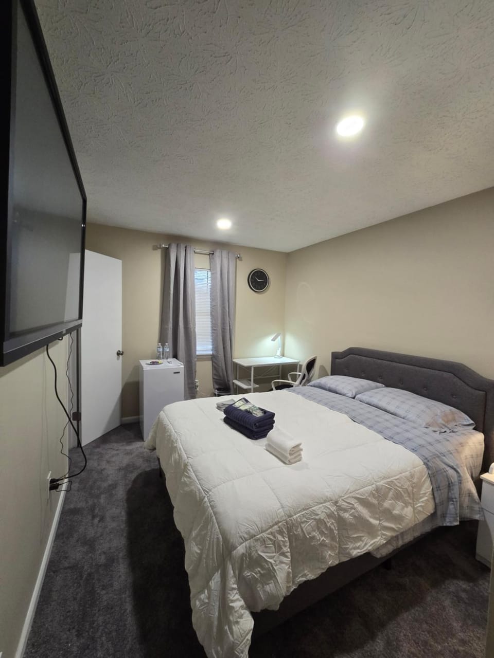 Private Queen Room with Smart TV Guesthouse Bed and Breakfast in Georgia