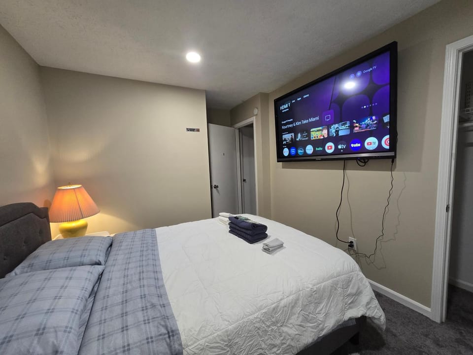 Private Queen Room with Smart TV Guesthouse Bed and Breakfast in Georgia