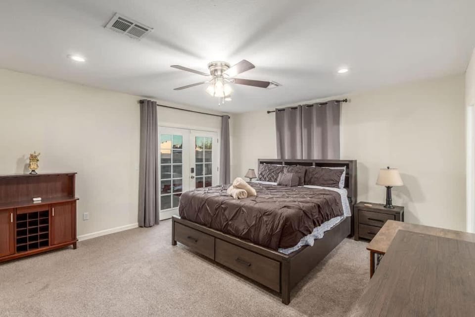 3BR Phoenix Home with Game Table BBQ & Parking House in Phoenix