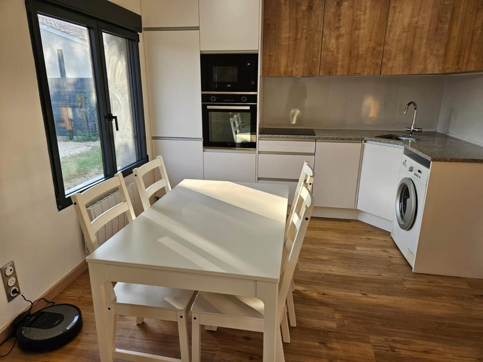 Kitchen or kitchenette, Dining area, dishwasher, oven, stove, washing machine