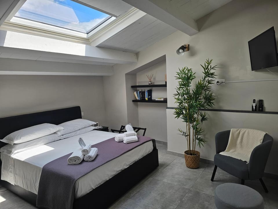 Bed, TV and multimedia, Photo of the whole room, Bedroom, towels