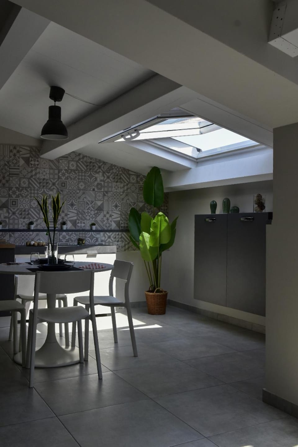Kitchen or kitchenette, Dining area