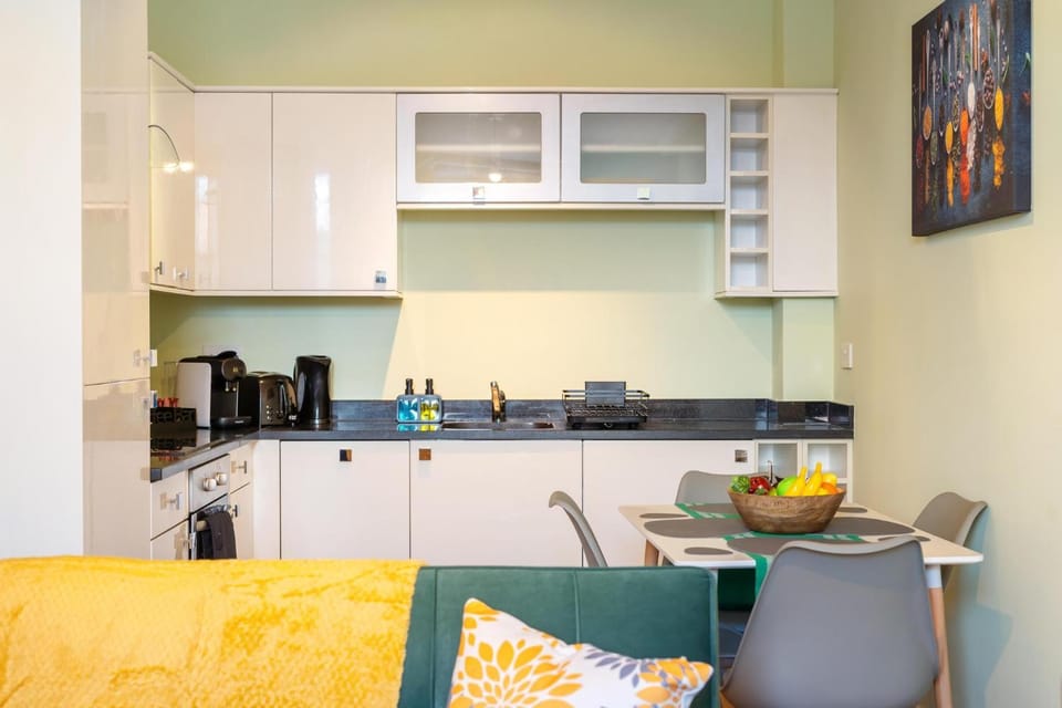 Coffee/tea facilities, Kitchen or kitchenette, Decorative detail, Dining area, stove, toaster, washing machine