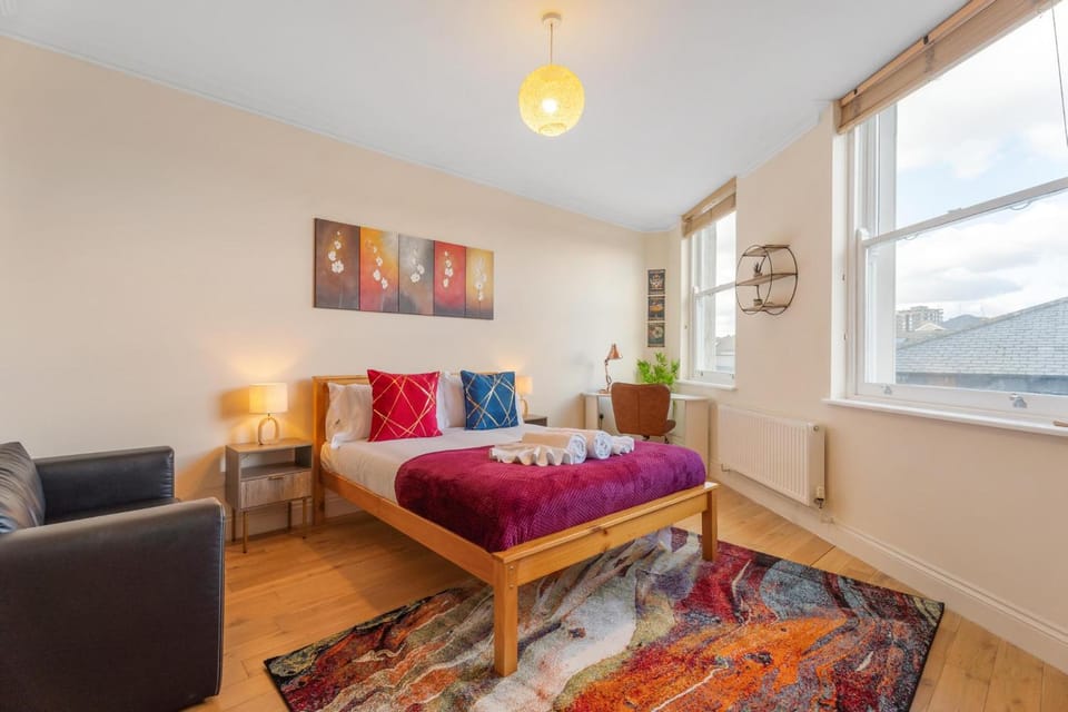 Bed, Photo of the whole room, Decorative detail, Seating area, Bedroom, heating, internet