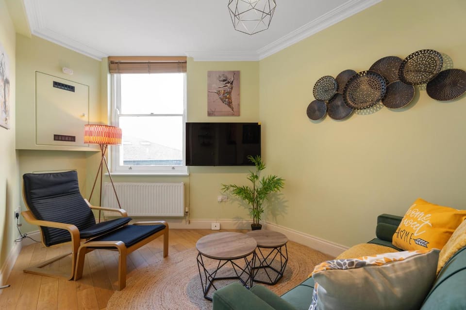 TV and multimedia, Living room, Decorative detail, Seating area, internet