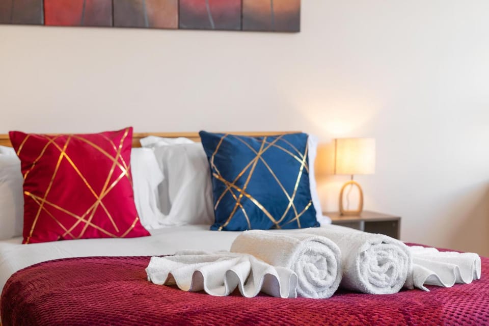 Bed, Decorative detail, Bedroom, towels