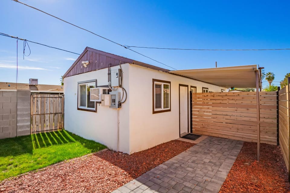 Private 1BR Guest House Peaceful Urban Stay House in Phoenix