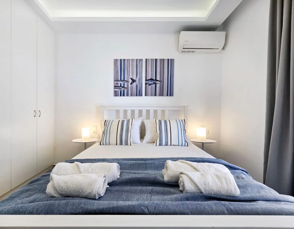 Bed, Bedroom, hair dryier, wardrobe, air conditioner, air conditioner