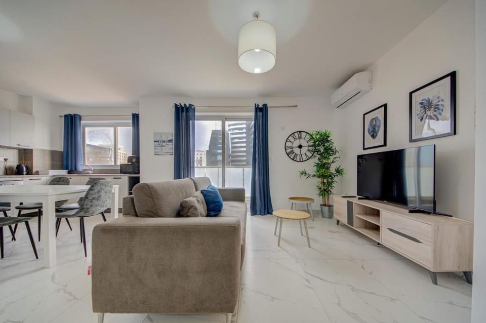 Beautiful 2bdr apt in Sliema with city views Apartment in Sliema