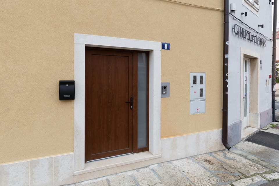 Property building, Facade/entrance, Internal: Not applicable to any particular room