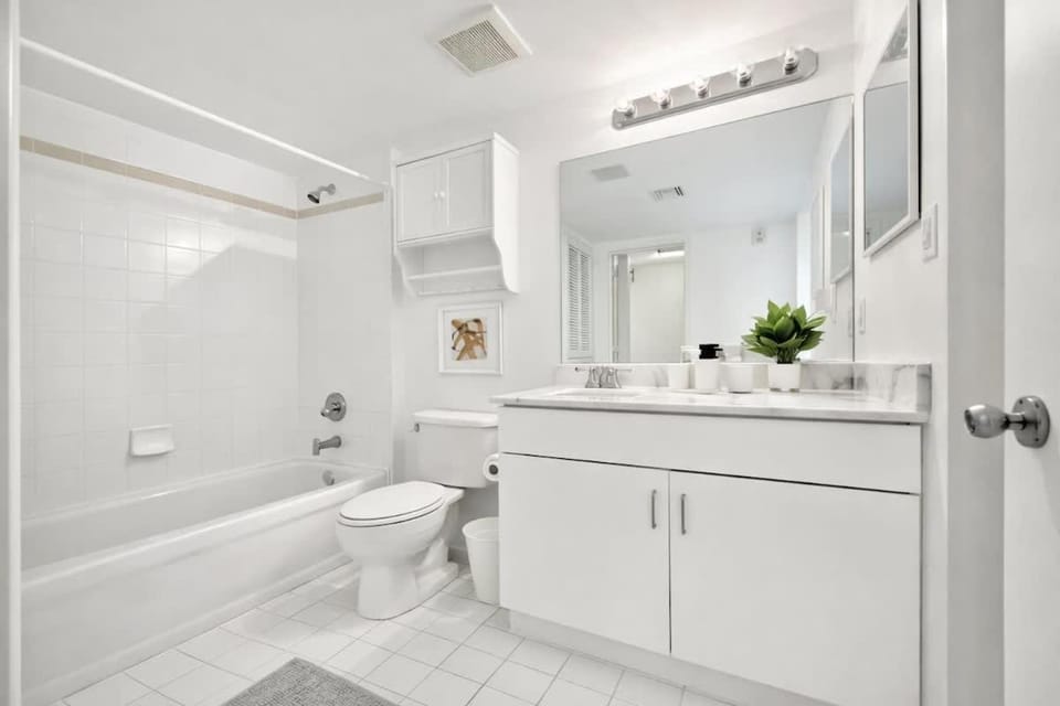 Prime Brickell Stay with Pool Gym & Parking Apartment in Brickell