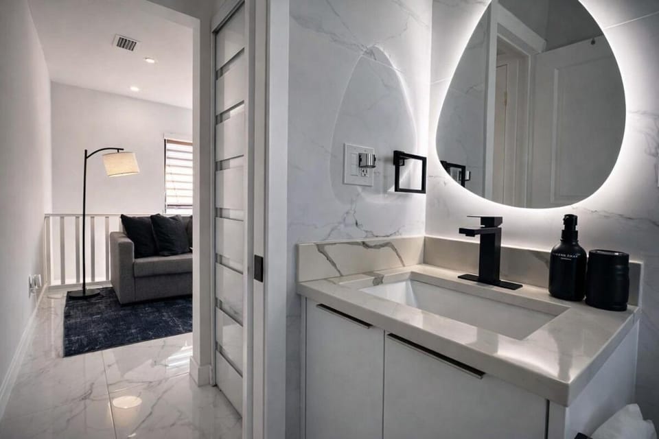 Luxury 1 King BR Retreat near Calle Ocho Apartment in Coral Gables
