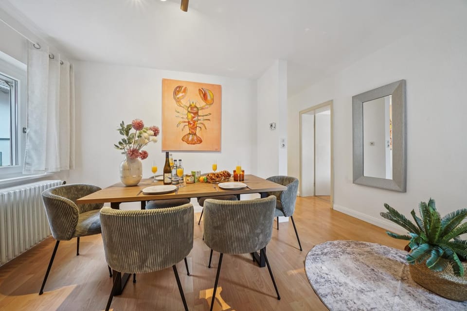 Food and drinks, Seating area, Dining area, Food