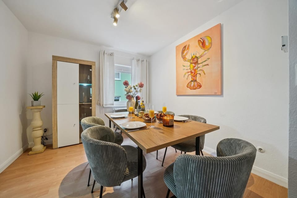 Food and drinks, Decorative detail, Seating area, Dining area