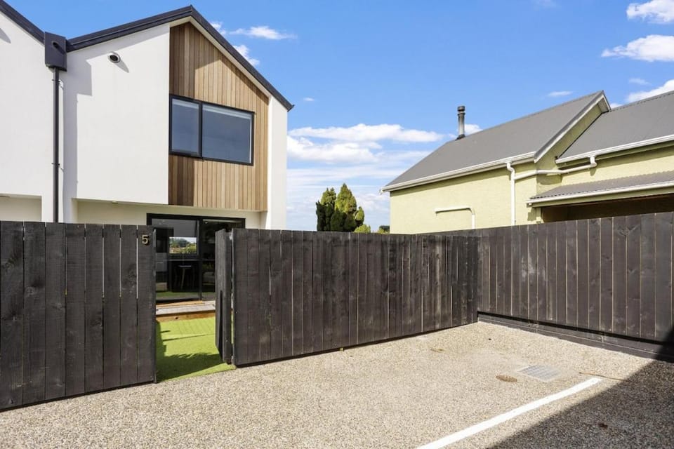 Musselburgh Rise Townhouse Apartment in Dunedin