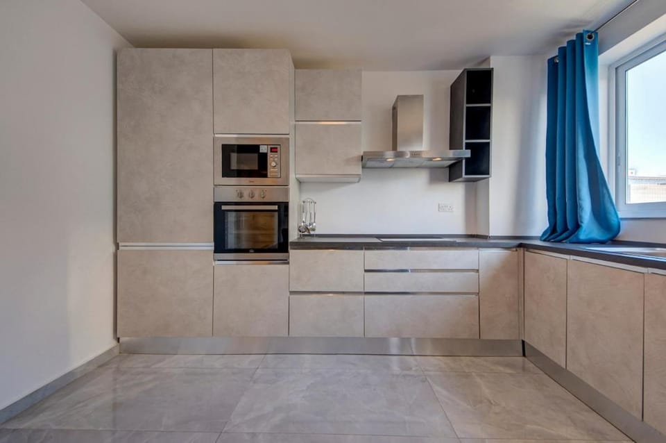 Kitchen or kitchenette, dishwasher, oven