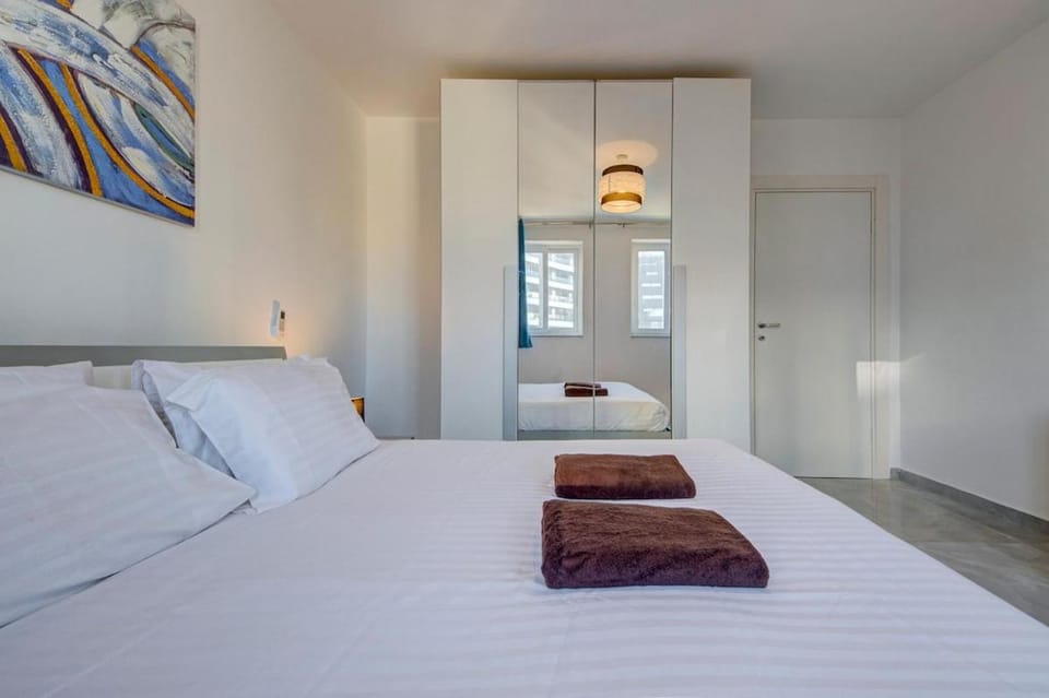 Bed, Bedroom, towels, wardrobe
