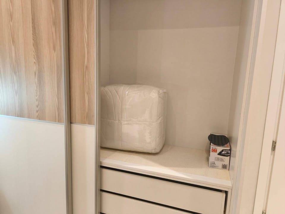 Photo of the whole room, Bedroom, wardrobe