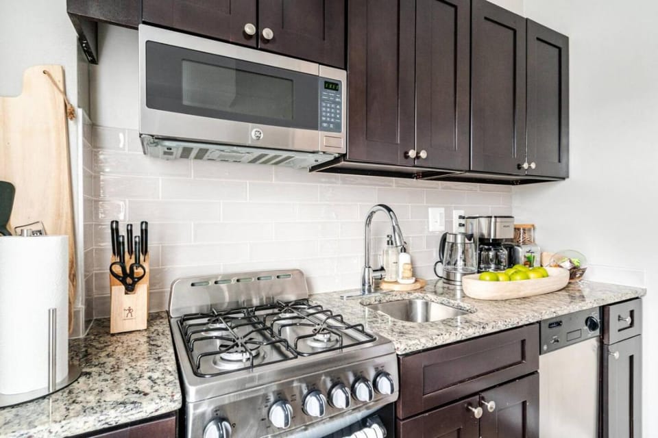 The Chelsea - King 1BR in Rosslyn with Queen Sleeper, Free Parking & Metro Access Apartment in Arlington