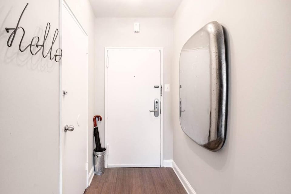 The Chelsea - King 1BR in Rosslyn with Queen Sleeper, Free Parking & Metro Access Apartment in Arlington