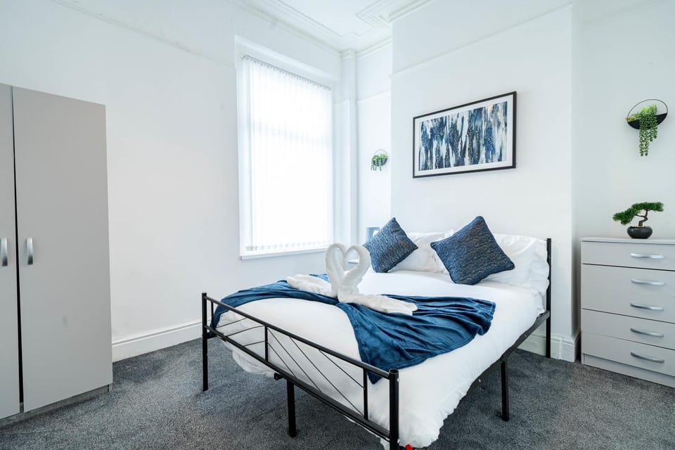 Bed, Living room, Other, Photo of the whole room, Seating area, Bedroom, wardrobe