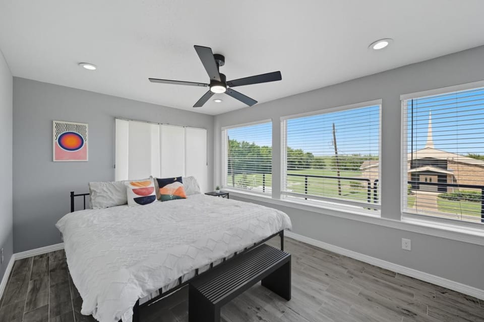 Modern 3 BR Retreat on River With DT Skyline View House in Dallas
