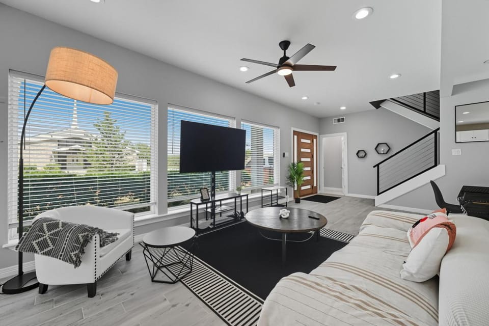 Modern 3 BR Retreat on River With DT Skyline View House in Dallas