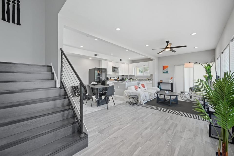Modern 3 BR Retreat on River With DT Skyline View House in Dallas