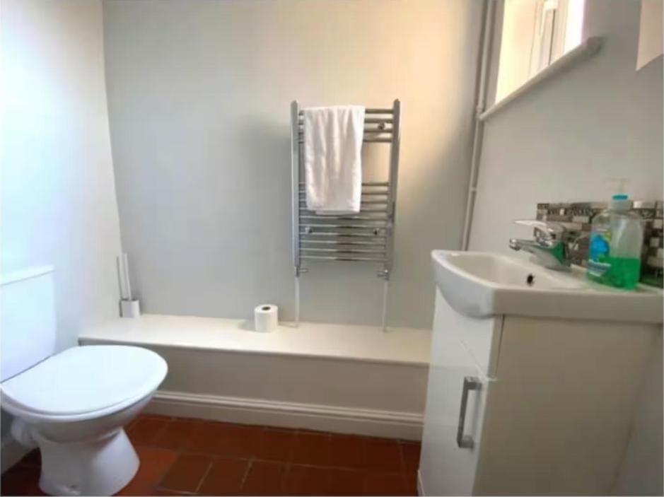 Balmoral House - Holiday Home House in Northampton