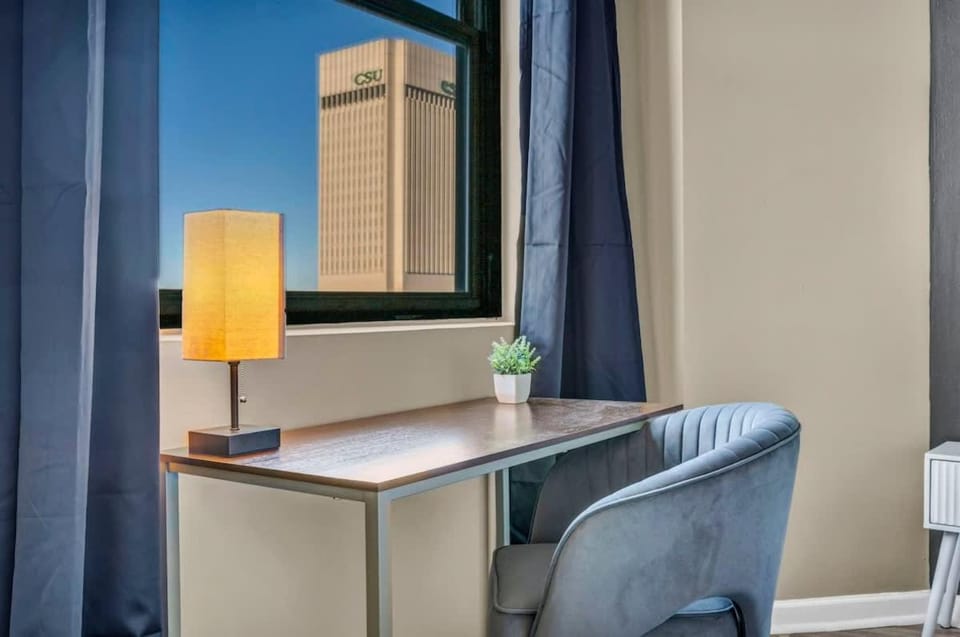 Colorful 2Bed Apt Heart of Downtown Lake Views Apartment in Cleveland Heights