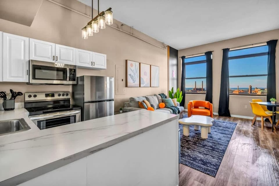 Colorful 2Bed Apt Heart of Downtown Lake Views Apartment in Cleveland Heights