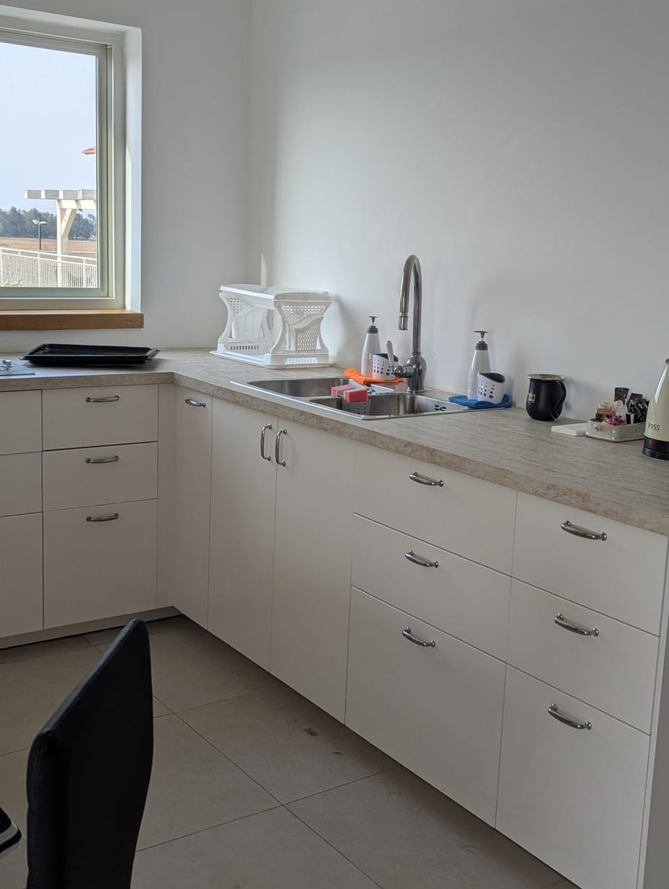 Coffee/tea facilities, Kitchen or kitchenette, stove