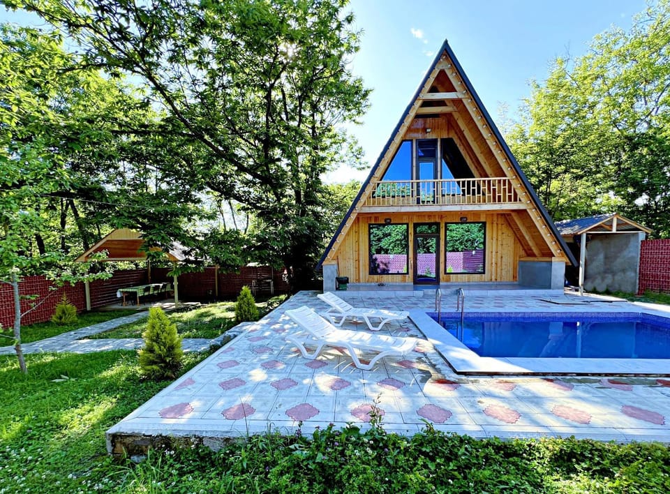 Property building, Spring, Day, Garden, Garden view, Pool view, Swimming pool, sunbed