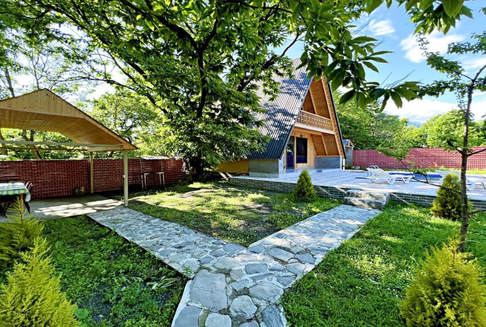 Property building, Spring, Day, Natural landscape, Garden, Garden view