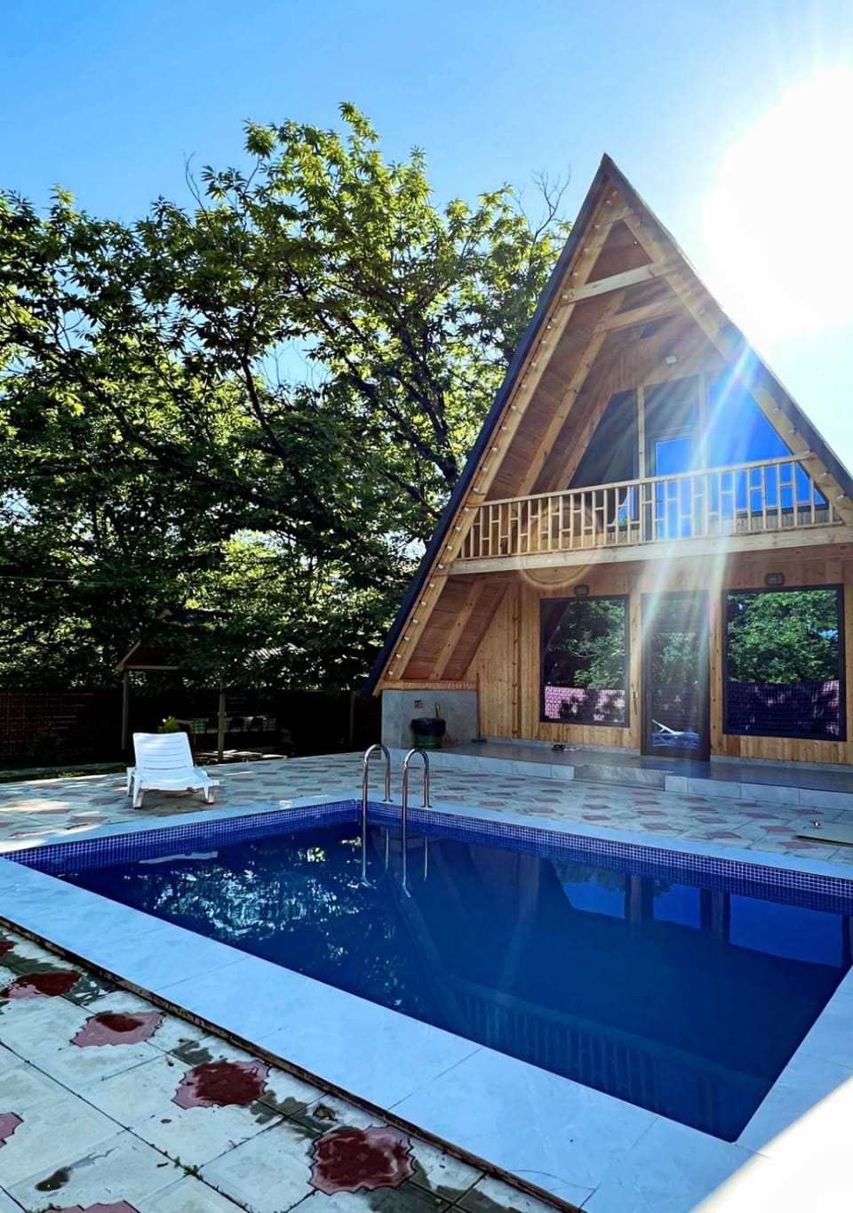 Property building, Day, Pool view, Swimming pool, sunbed