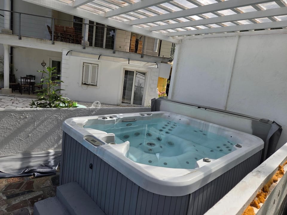 Apartment mit zwei Schlafzimmer mit Meerblick,Pool und Jacuzzi Apartment in Primorje-Gorski Kotar County