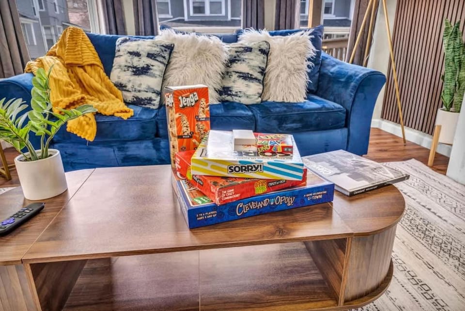 BIG 4BR House 7 Mins to Downtown with Foosball and Games House in Cleveland Heights
