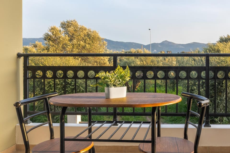 Natural landscape, View (from property/room), Balcony/Terrace, Dining area