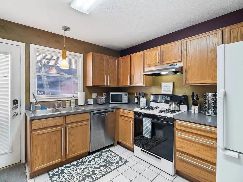 Fun 3 BR Home in Ohio City Game Room Sleeps 11 House in Ohio City