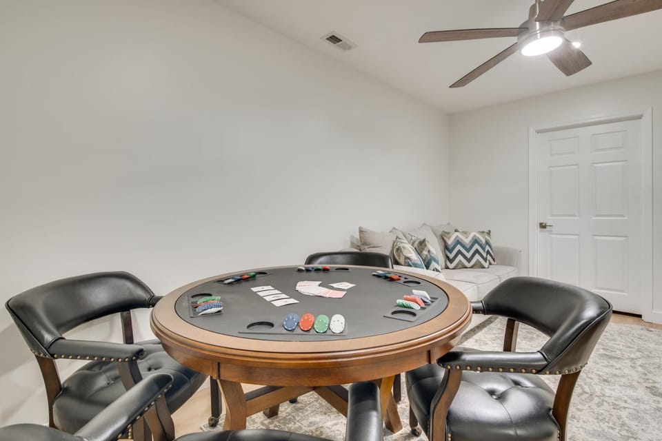 Mtn-View Deck! Modern Retreat Near Jump Off Rock House in Laurel Park