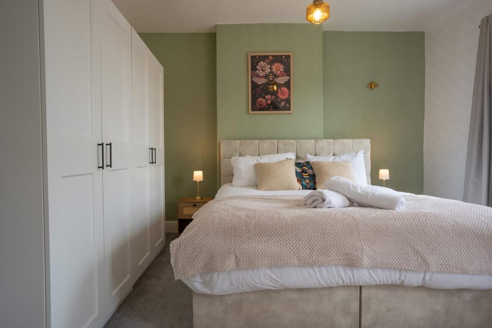 Bed, Photo of the whole room, Bedroom, towels