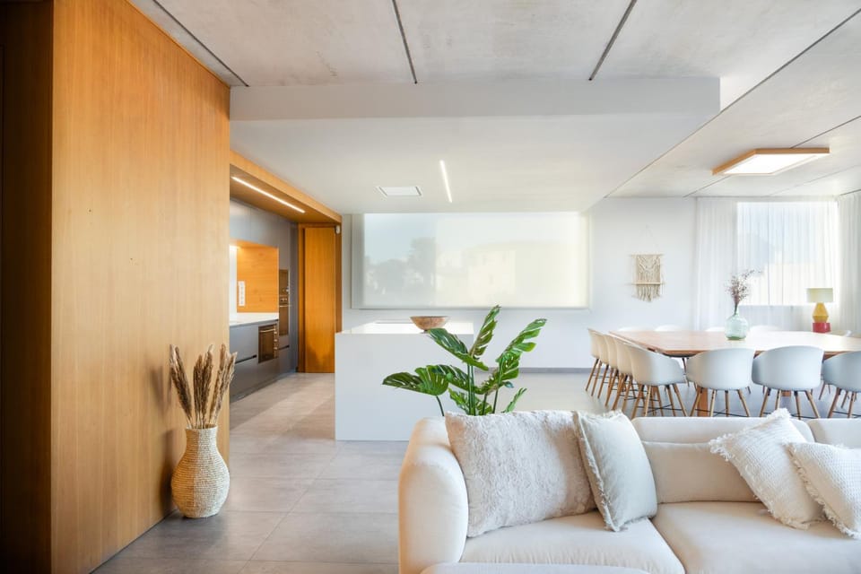 Luxury Villa Lumina with Arcade & Pool Table, PS5 Villa in Can Picafort