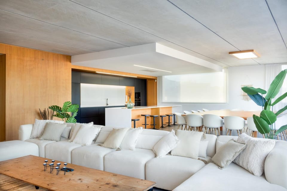 Luxury Villa Lumina with Arcade & Pool Table, PS5 Villa in Can Picafort