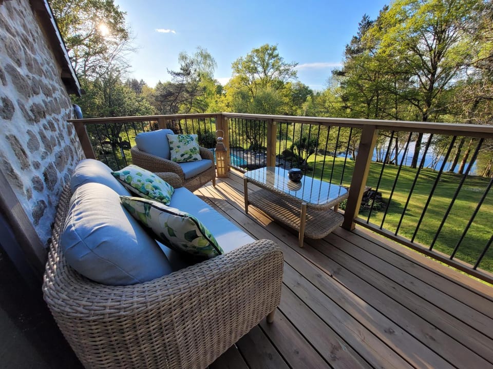 Natural landscape, Garden, Balcony/Terrace, Seating area, Garden view, Lake view