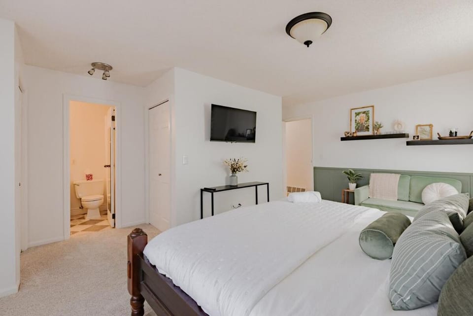 Sweet Retreat - 2 King Rooms - Full Fence Yard House in Midland
