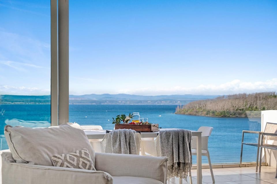 Living room, Lake view