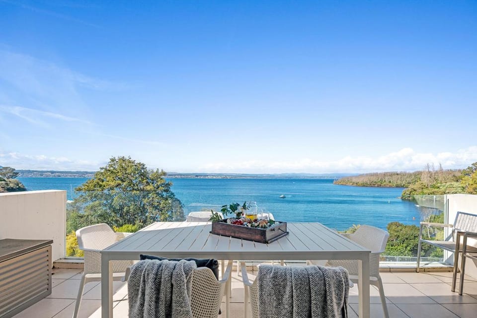 Dining area, Lake view