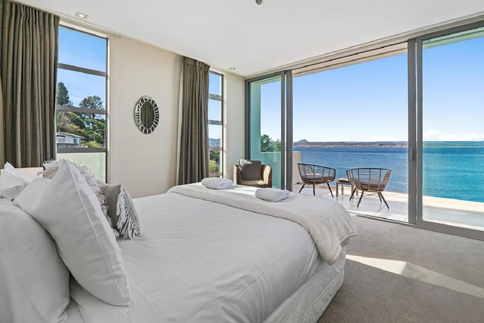 Bedroom, Lake view